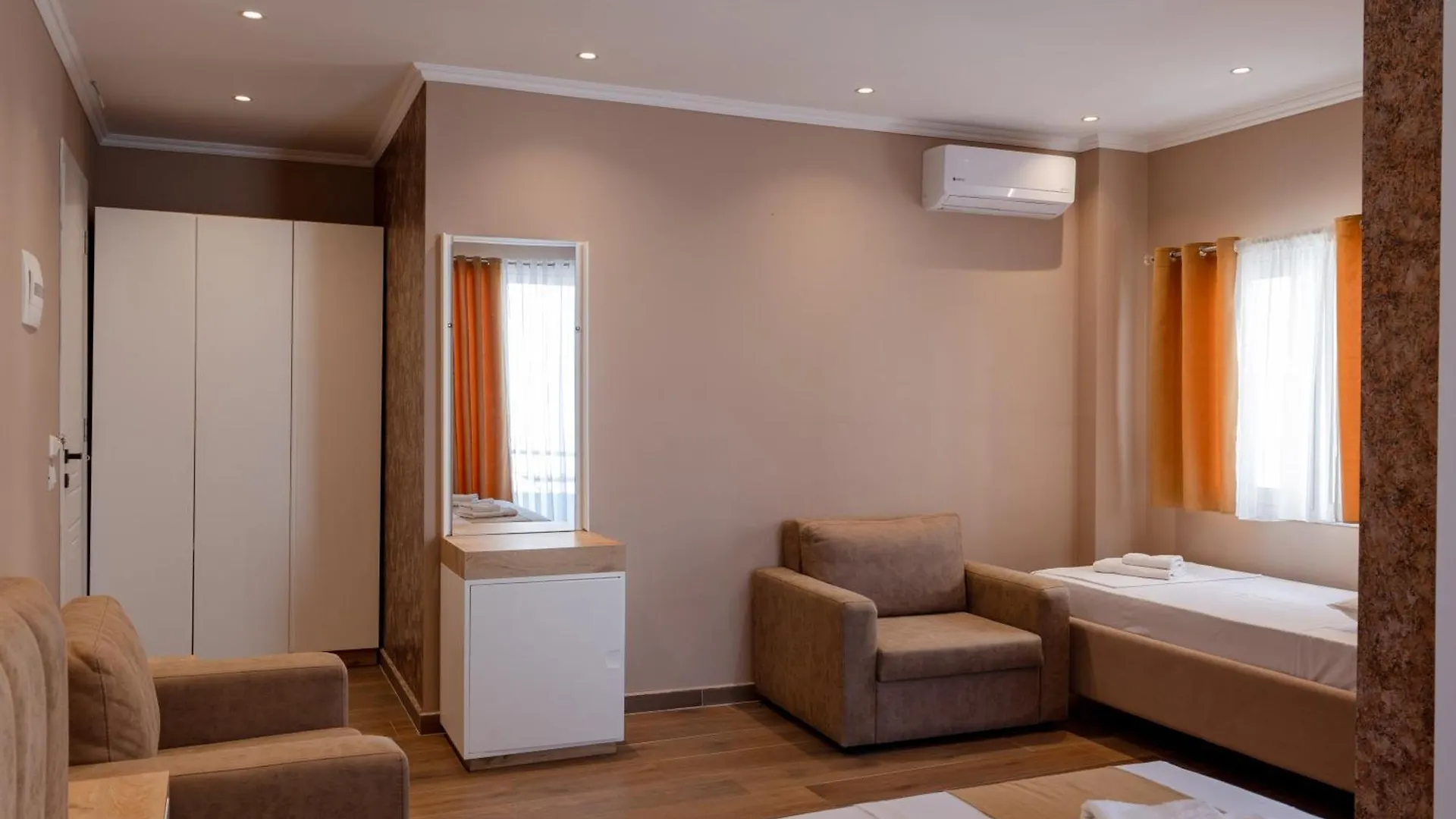 Lider Hotel クサミル