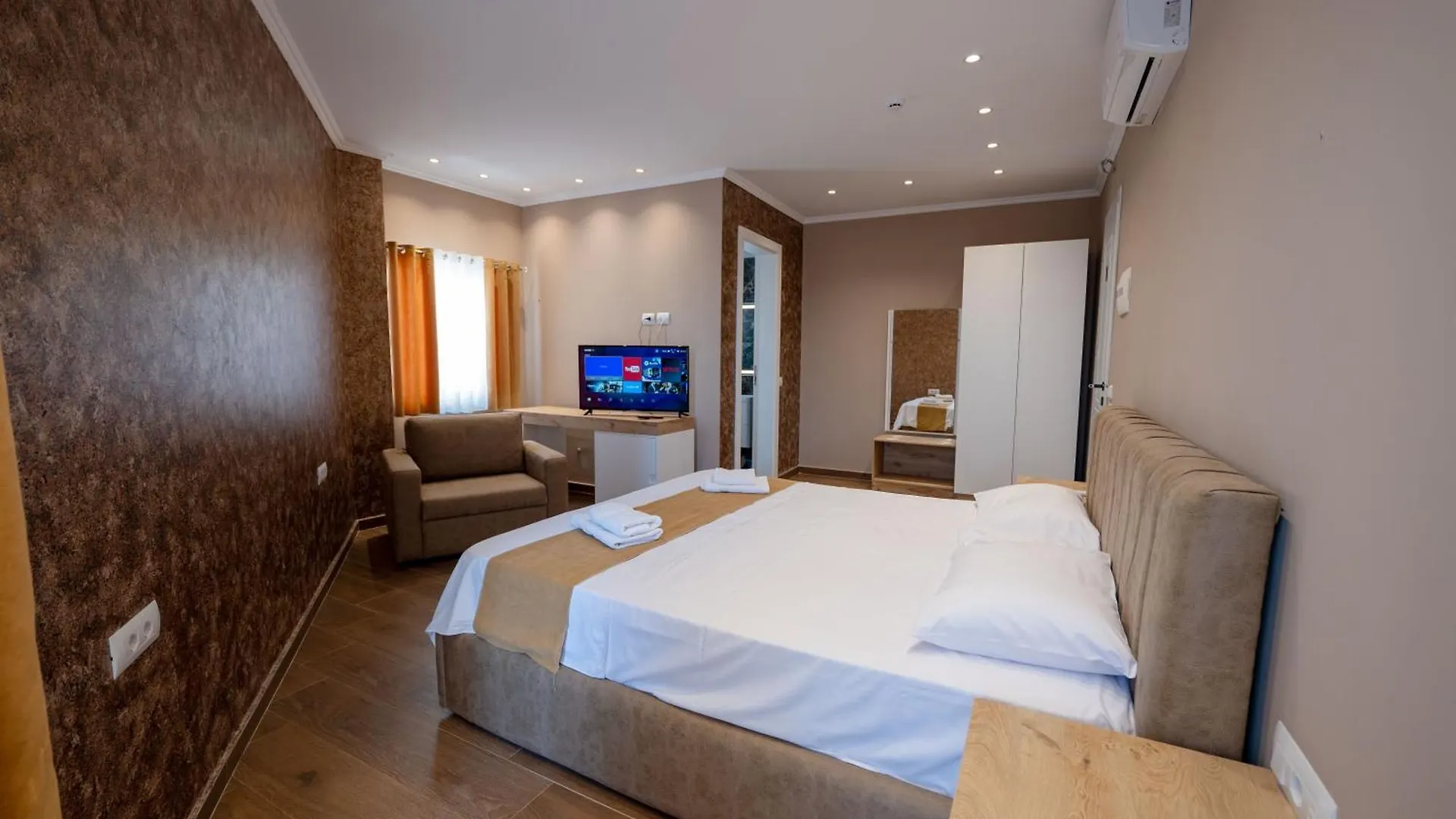 Lider Hotel クサミル