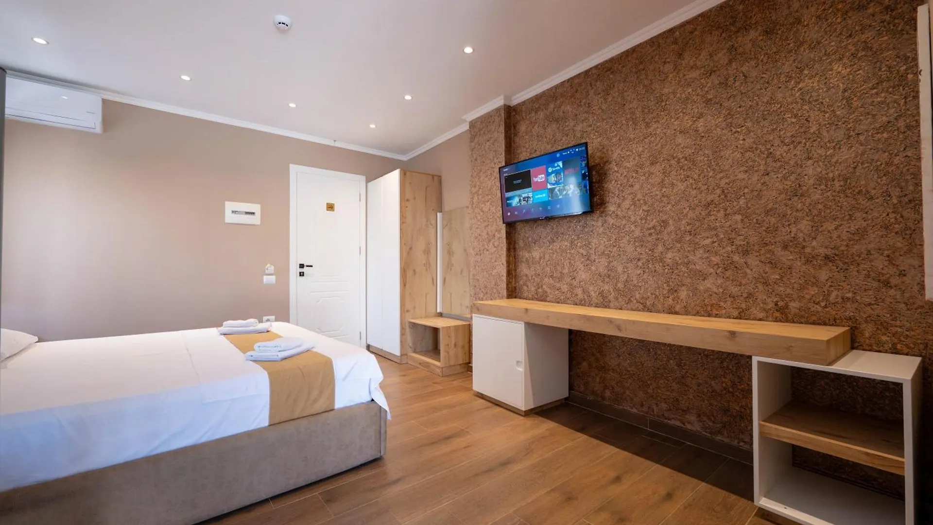 Lider Hotel クサミル
